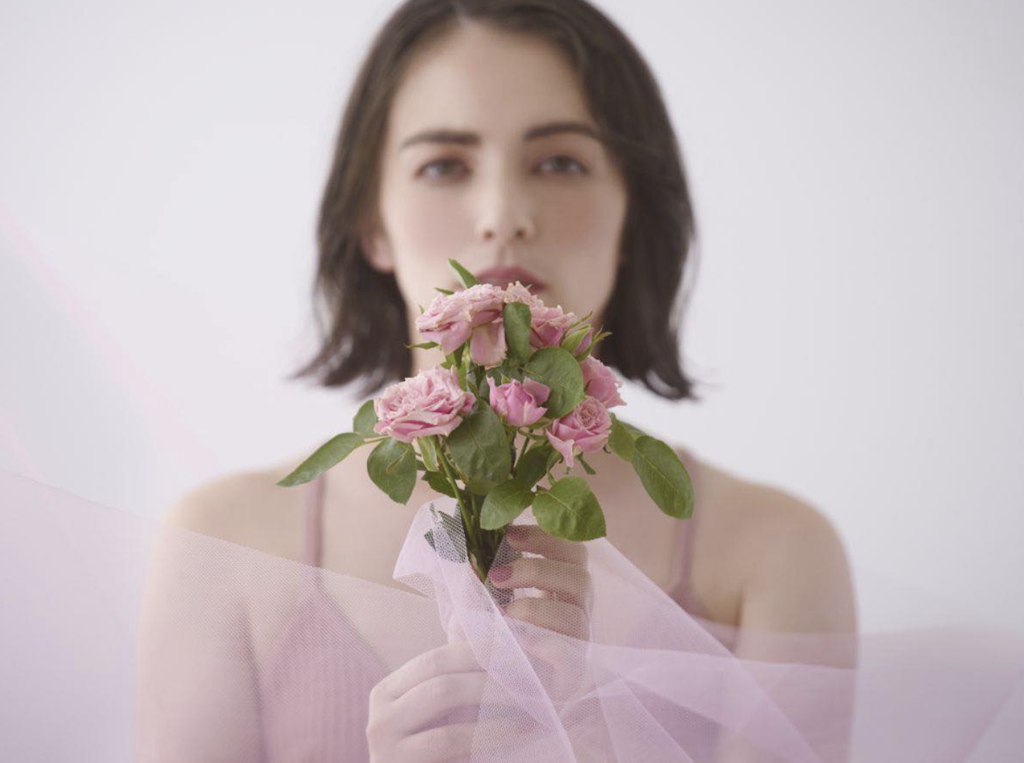 ローズを持つ手